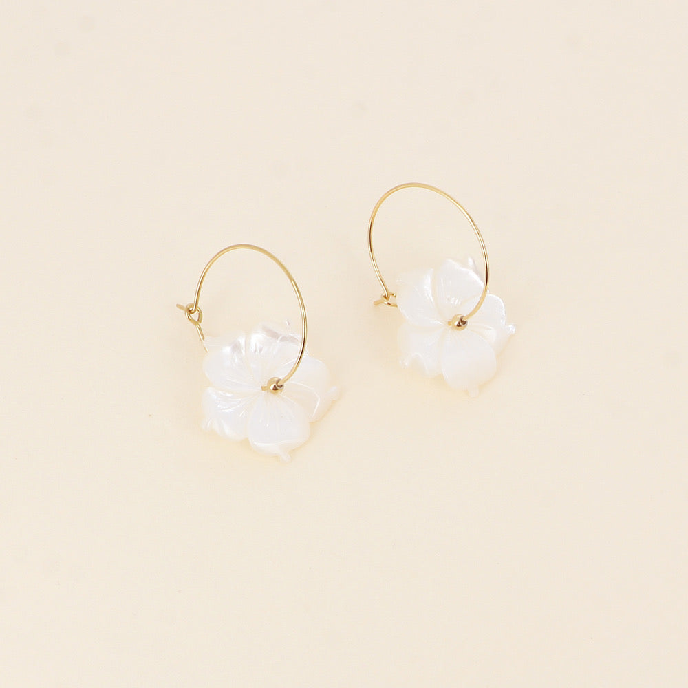 TAHITI - Boucles d’oreilles fleur en nacre et en Acier Inoxydable