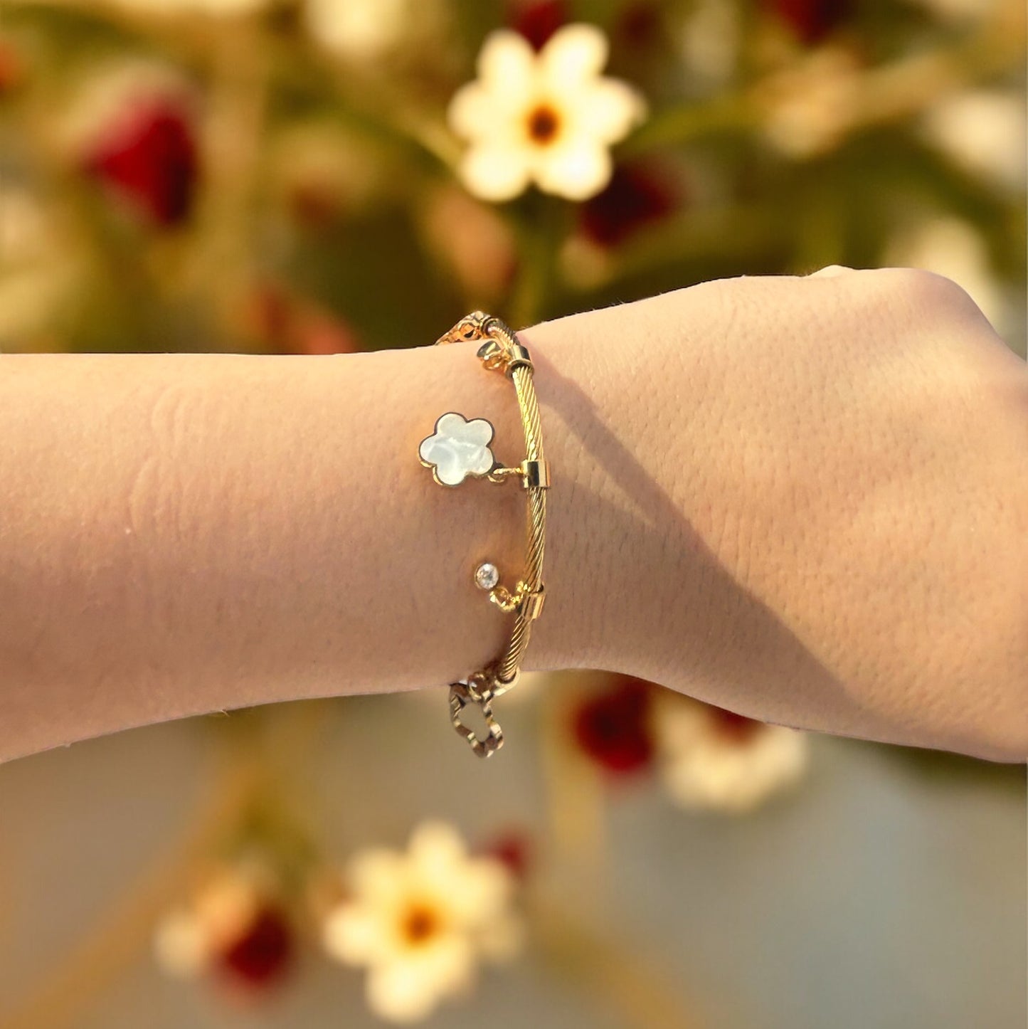 Jasmine - Bracelet jonc breloques fleur en Acier Inoxydable et Nacre