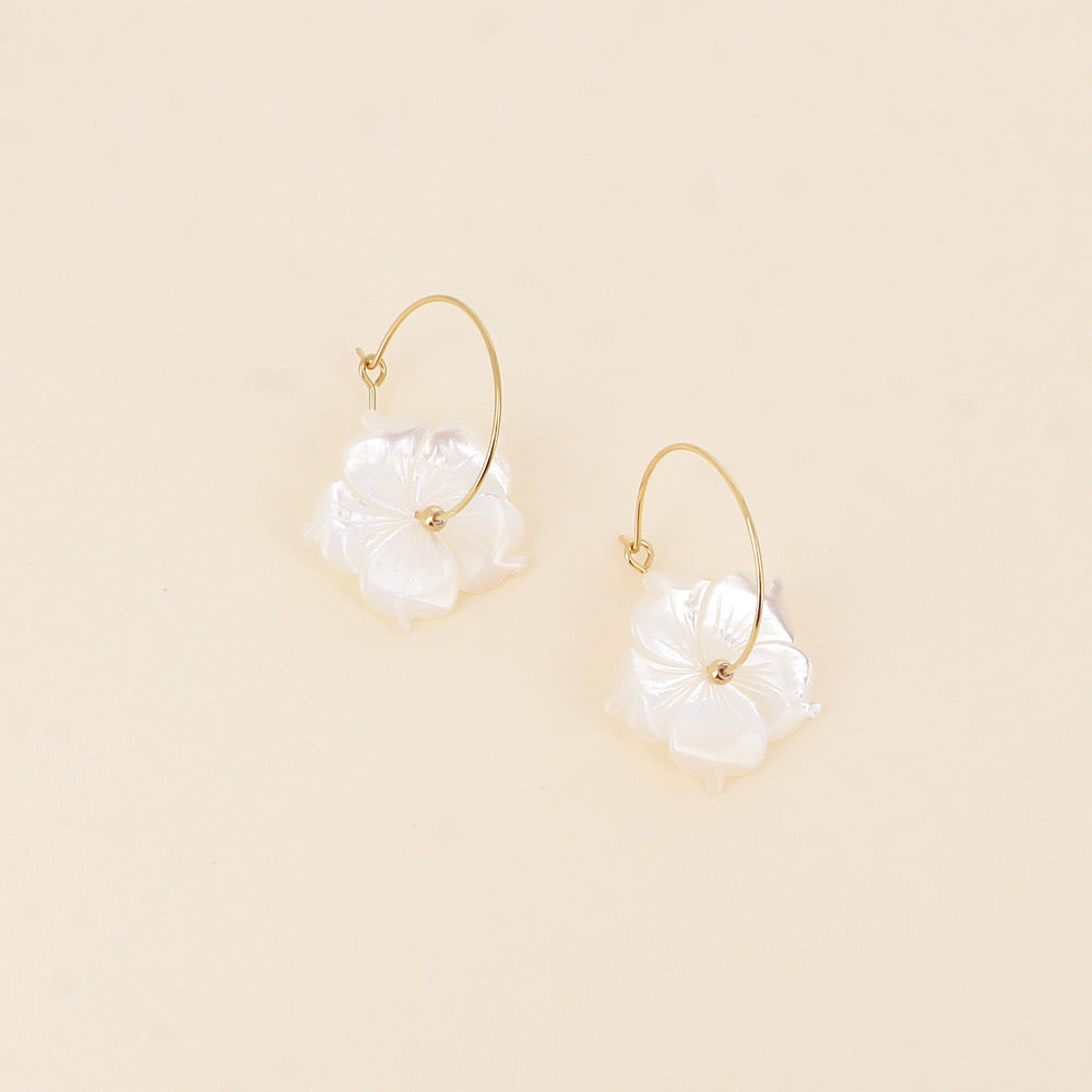 TAHITI - Boucles d’oreilles fleur en nacre et en Acier Inoxydable